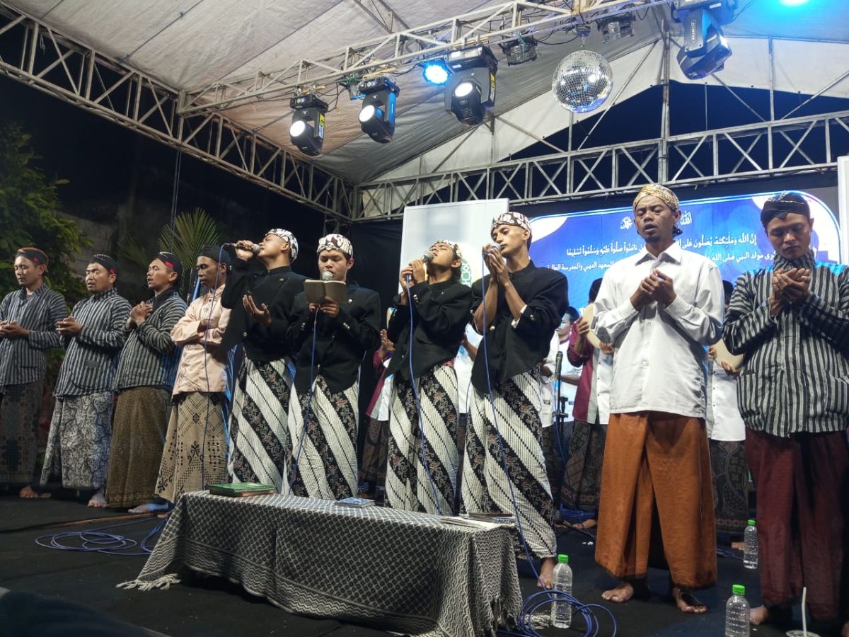 Mengapa Rasulullah ﷺ Diperingati Maulidnya, Sementara Ulama Diperingati Haulnya?