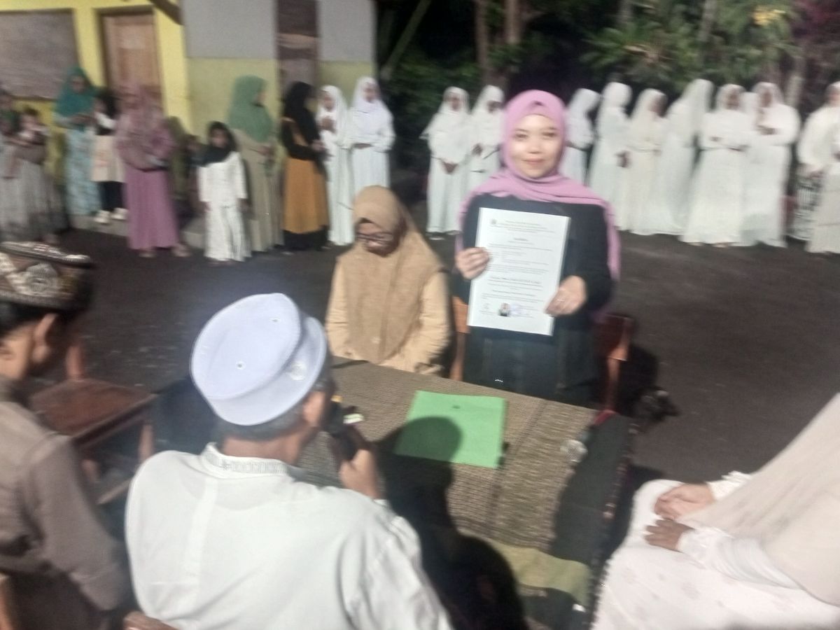 Seorang Wanita Tengger Melakukan Ikrar Syahadat di Ponpes Khomsani Nur Klanting Lumajang